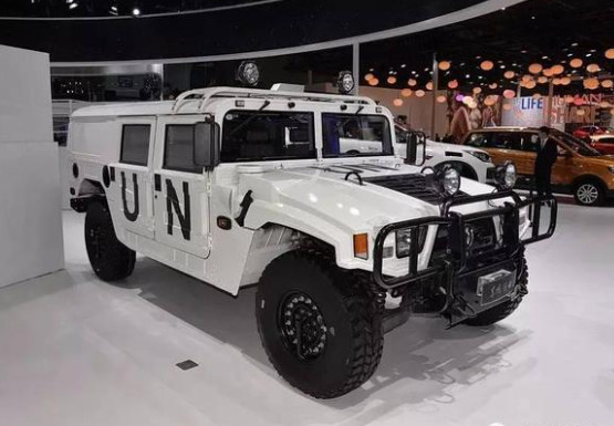 Agile Amphibious Military Armored Vehicle Chuyển vòng bán kính 750mm Chướng ngại vật Độ cao 380mm