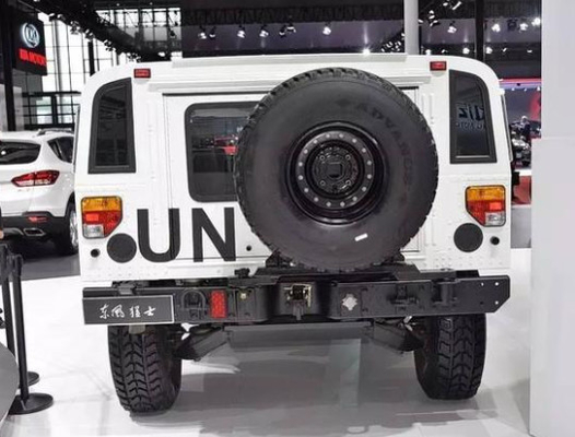 Agile Amphibious Military Armored Vehicle Chuyển vòng bán kính 750mm Chướng ngại vật Độ cao 380mm
