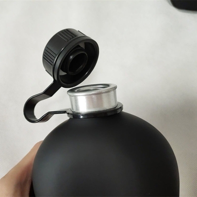 Học sinh đào tạo cắm trại chai nước thân nhôm với lớp cao su lớp phủ kết thúc mờ với túi xách sọc