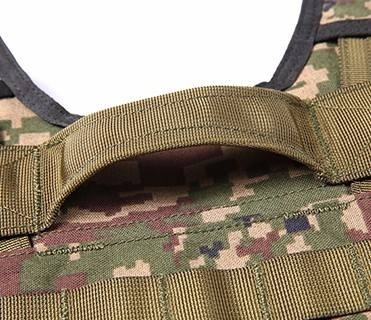 Bao gồm áo khoác đạn đạo chiến đấu nylon đen với độ bền và thoải mái